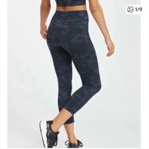 SPANX Look at Me Now Cropped Leggings Sz S Camo Black/Grey